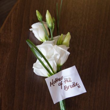 How to Wear a Buttonhole