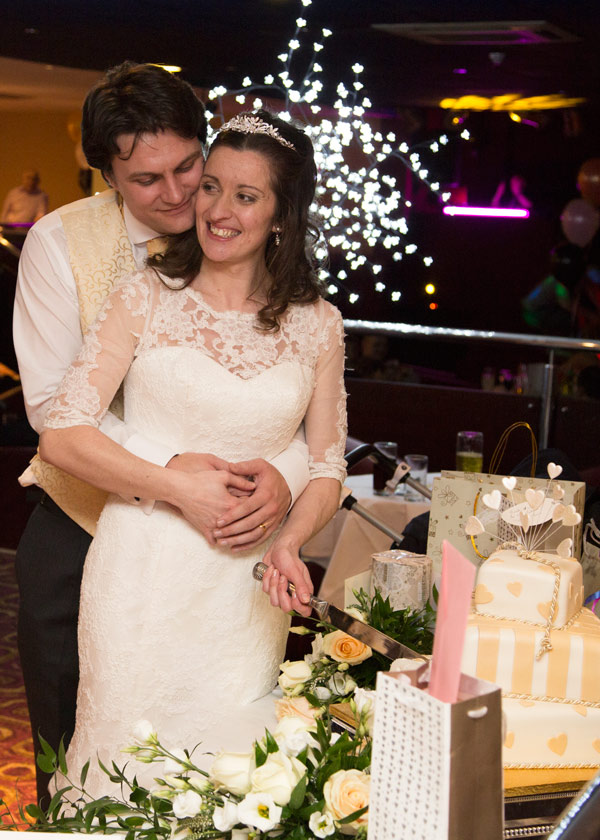 bride and groom cutting cake scarletts bar holiday inn barnsley