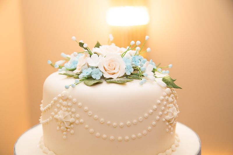 White pink and blue flowers on the wedding cake